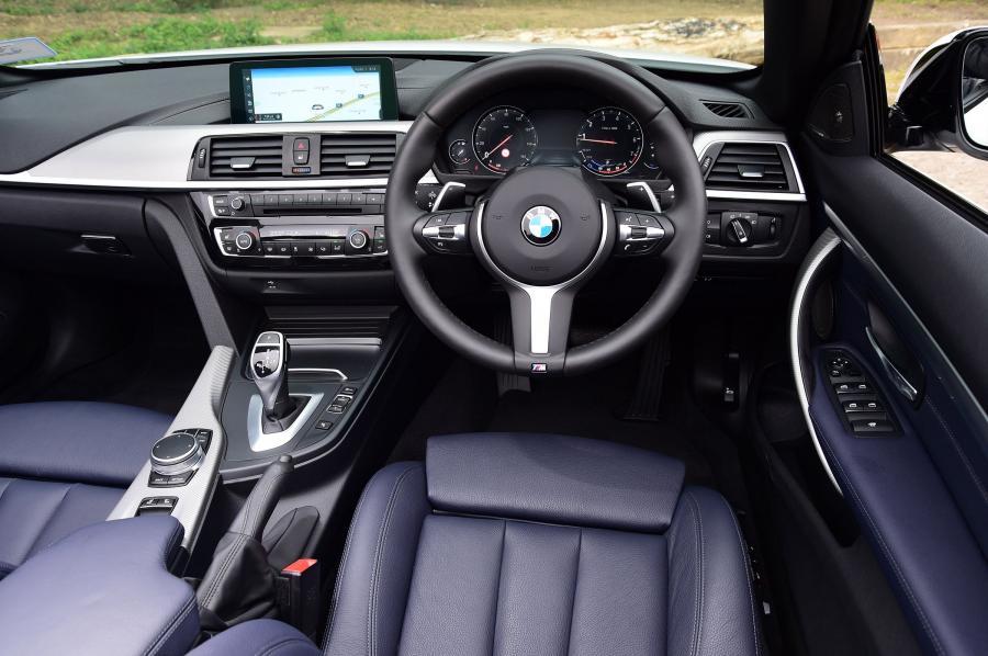 Торпедо BMW 430i Convertible M Sport Package 2017 года  (UK) (фото 14 из 15)